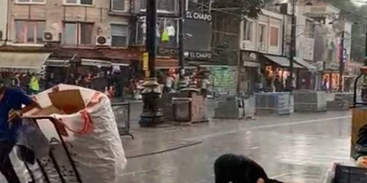 Fatih’te Bir Vatandaş Sağanak Yağmur Altında Namaz Kıldı