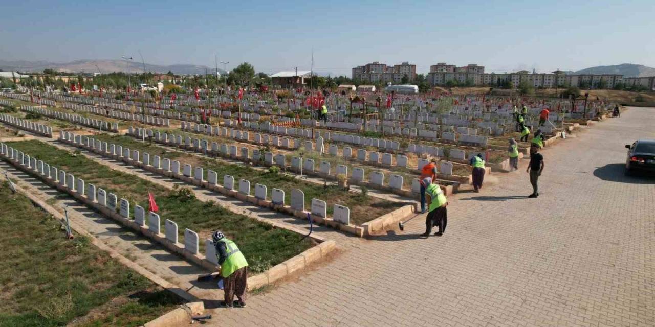 Mezarlıkta Temizlik Ve Çevre Düzenlemesi Yapılıyor