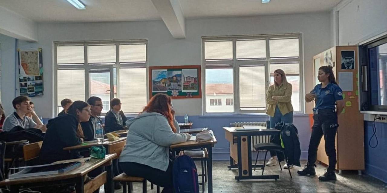 Polislerden Öğrencilere Trafik Eğitimi