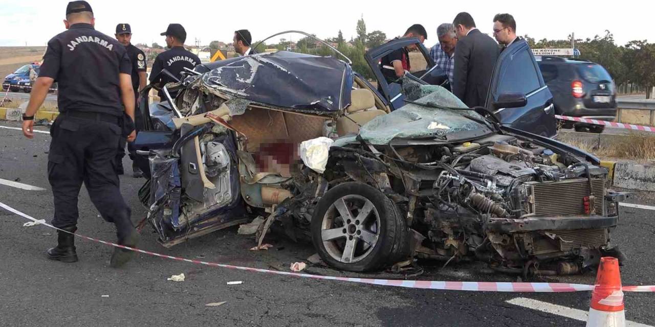 Vince Çarpan Otomobil Hurdaya Döndü: 2 Ölü, 1 Yaralı