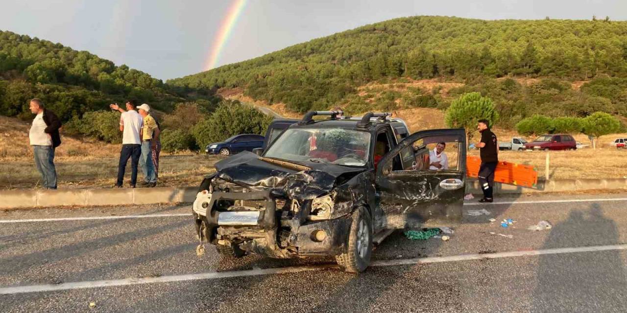 Kontrolden Çıkan Araç Karşı Şeritte Otomobille Çarpıştı: 6 Yaralı
