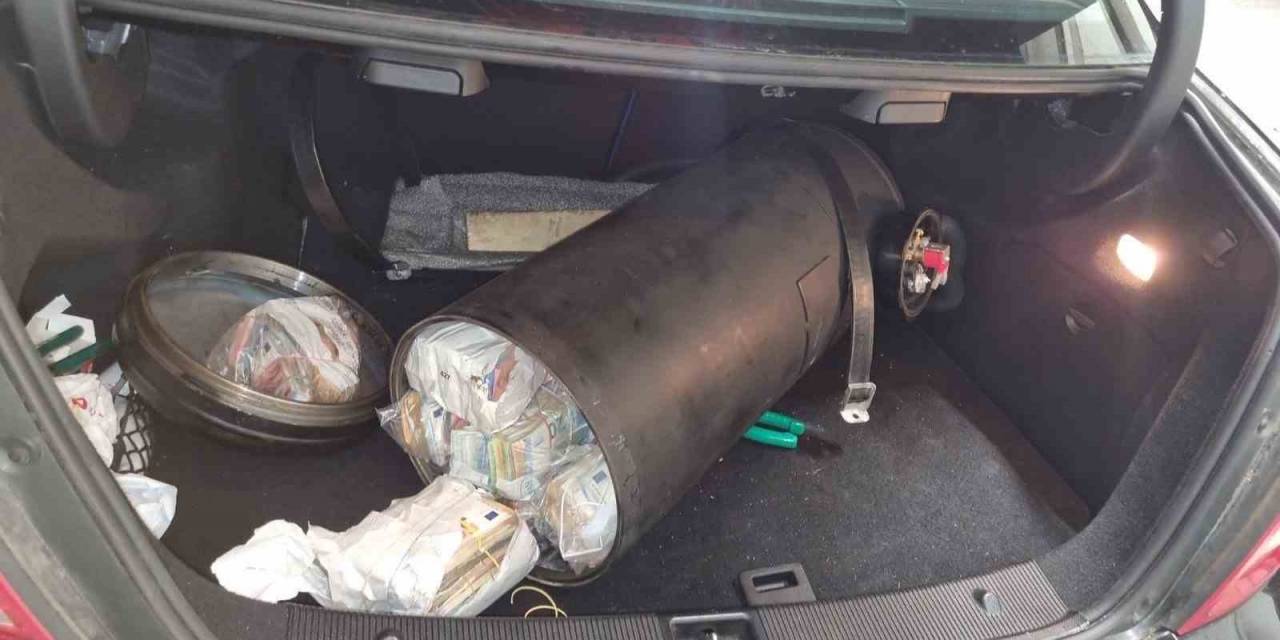 Oto Gaz Silindir Tüpünde 522 Bin Euro Yakalandı