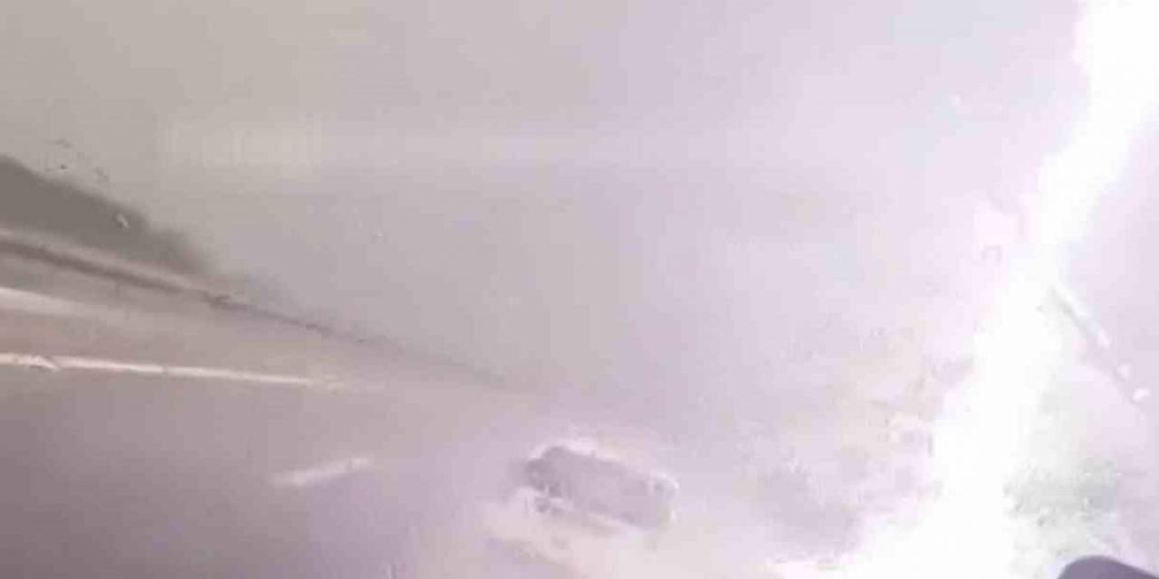 Yoldaki Araçların Yanına Düşen Yıldırım Kamerada