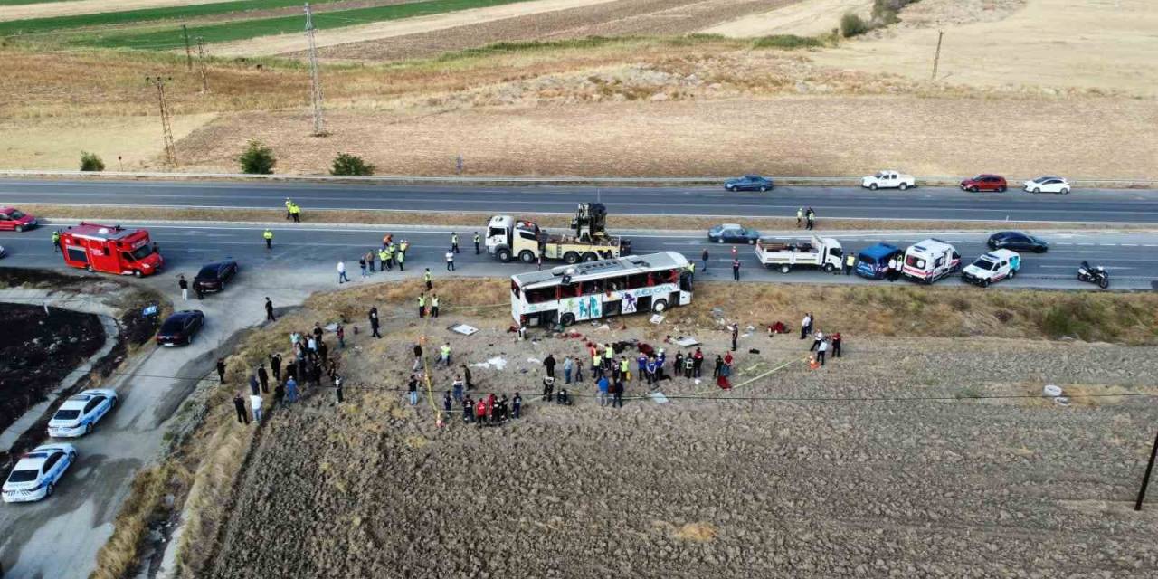 Amasya Valiliğinden Otobüs Kazası Açıklaması: 6 Kişi Öldü, 35 Kişi Yaralandı
