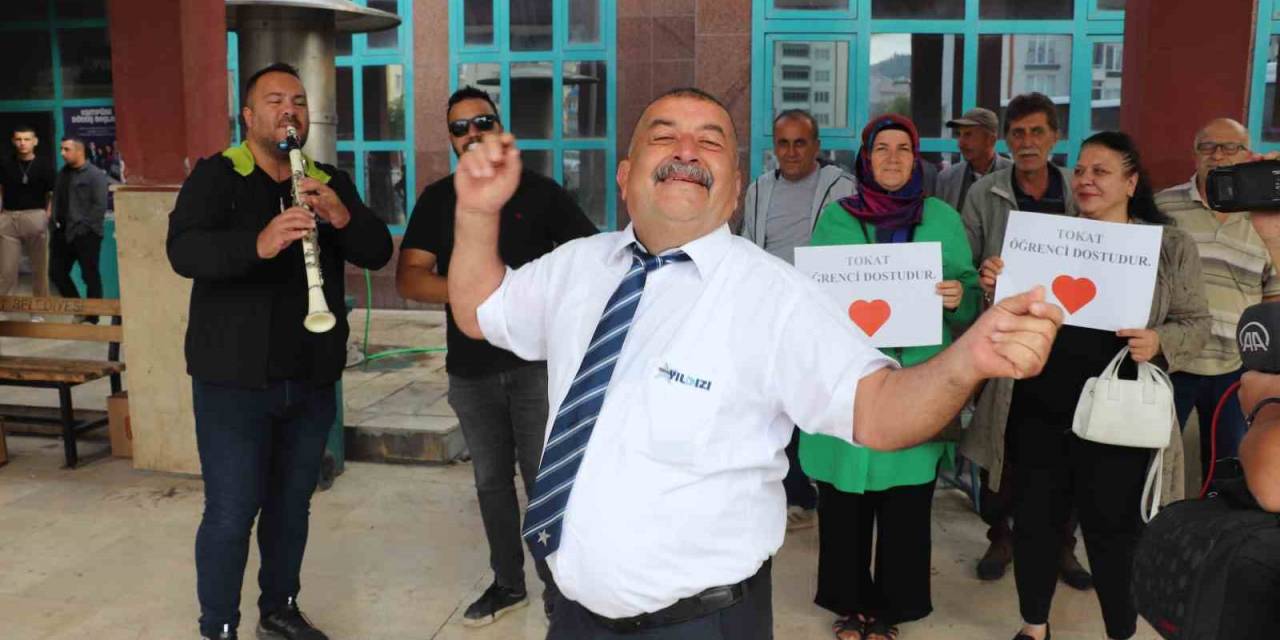 Tokat’ta Gelen Öğrencilere ’tokat Sarması’ Karşılaması