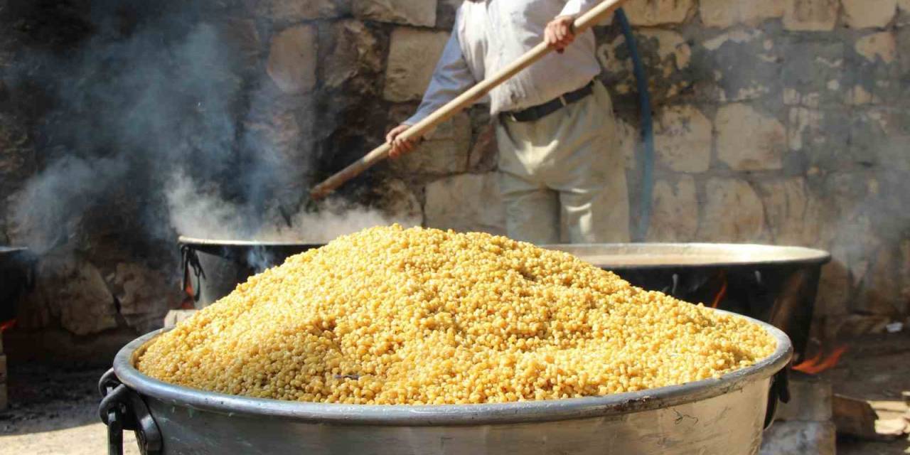 Yüz Yıllık Gelenek Olan Buğday Kaynatma, Kazanlardan Çıkarılıp Vatandaşlara Dağıtılıyor