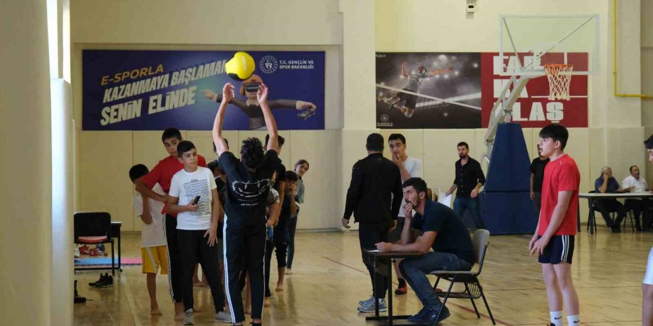 Erzincan’da Güreş Seçmeleri Yapıldı