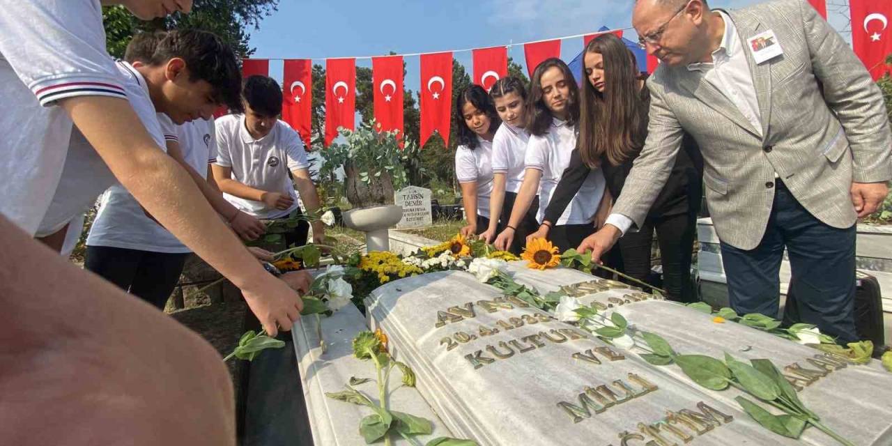 Milli Eğitim Ve Kültür Eski Bakanı Avni Akyol Kabri Başında Anıldı