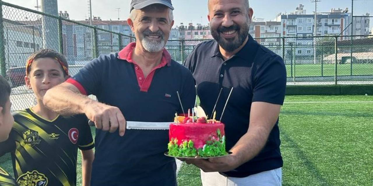 63. Yaşını Da Yeşil Sahalarda Kutladı