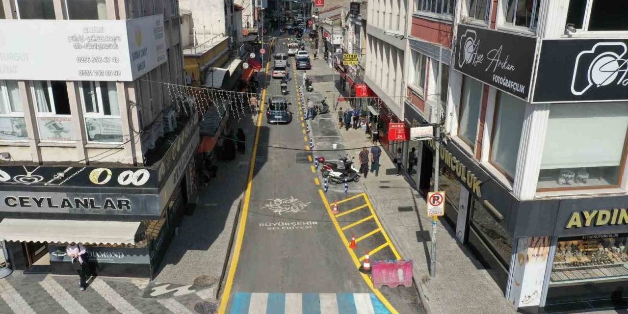 Aydın Büyükşehir Belediyesi Söke İstasyon Caddesi’ni Yeniledi