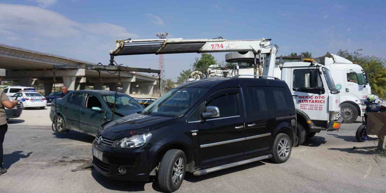 Edirne’de 2 Otomobil Çarpıştı, 3 Kişi Yaralandı