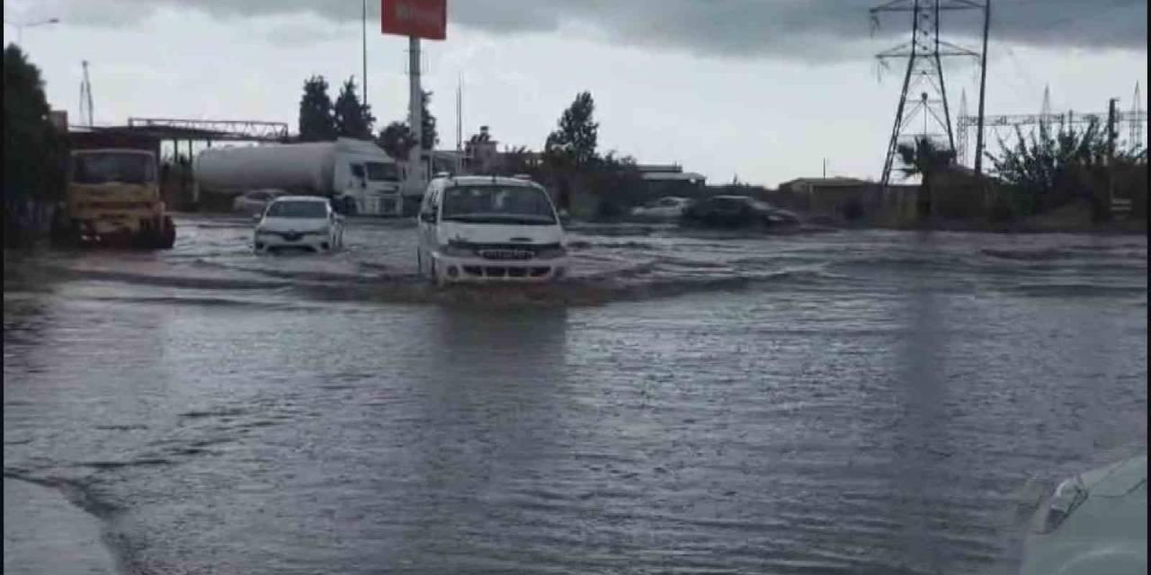 Hatay’ın Kuzeyinde Yağışlı Hava Etkisini Hissettiriyor, Caddeler Göle Döndü