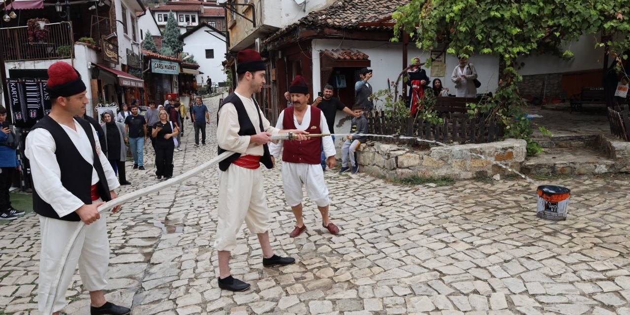 Safranbolu’da İtfaiyeciler Tulumbacı Kıyafetleriyle Turistlerin Dikkatini Çekti