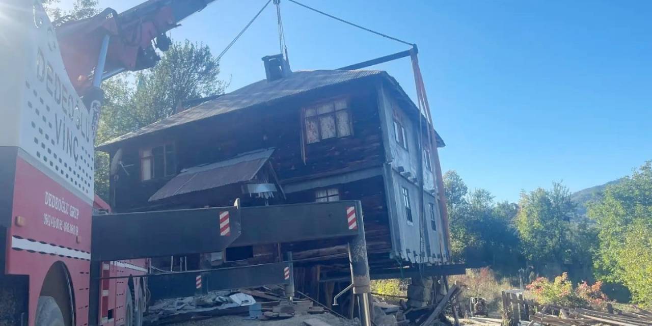 Heyelan Tehlikesi Bulunan Baba Evini Yıkmaya Kıyamayıp, Vinçle Taşıttılar