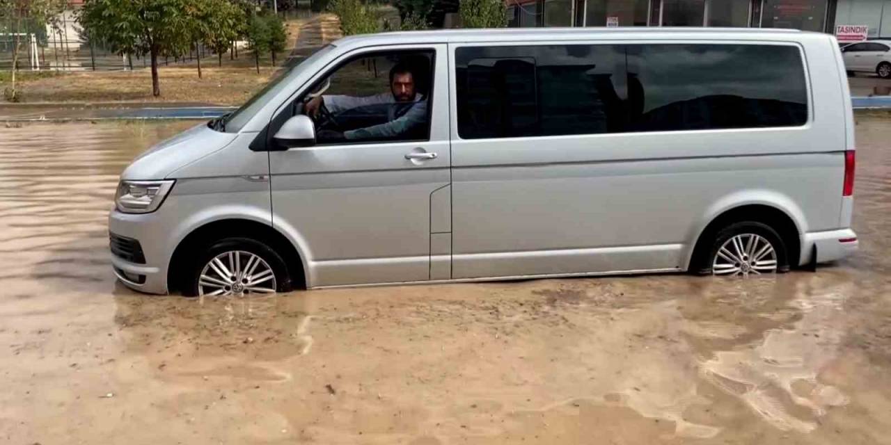 Yozgat’ta Etkili Olan Sağanak Yolları Göle Çevirdi, Ev Ve İş Yerlerini Su Bastı