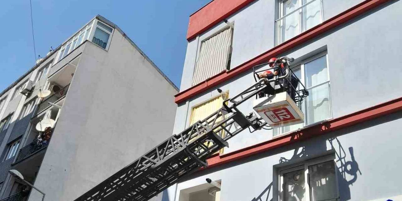 İtfaiye Ekipleri, Sıkışan Kumru Yavrusu İçin Seferber Oldu