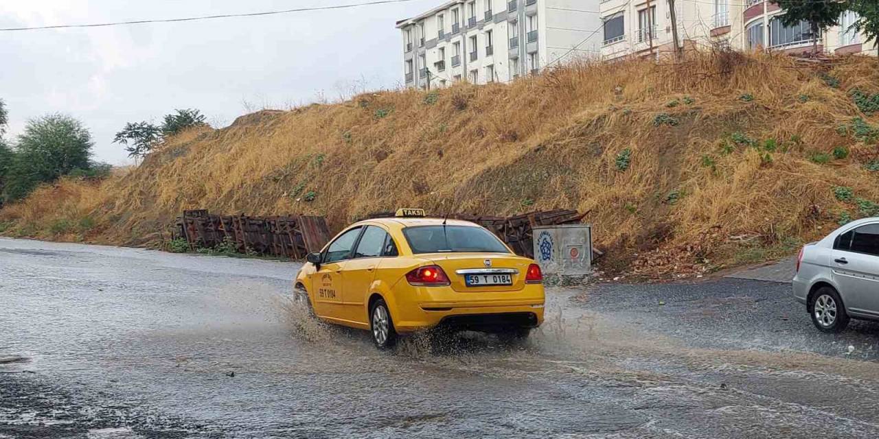 Tekirdağ’da Şiddetli Yağış 10 Dakikada Sokakları Dereye Dönüştürdü