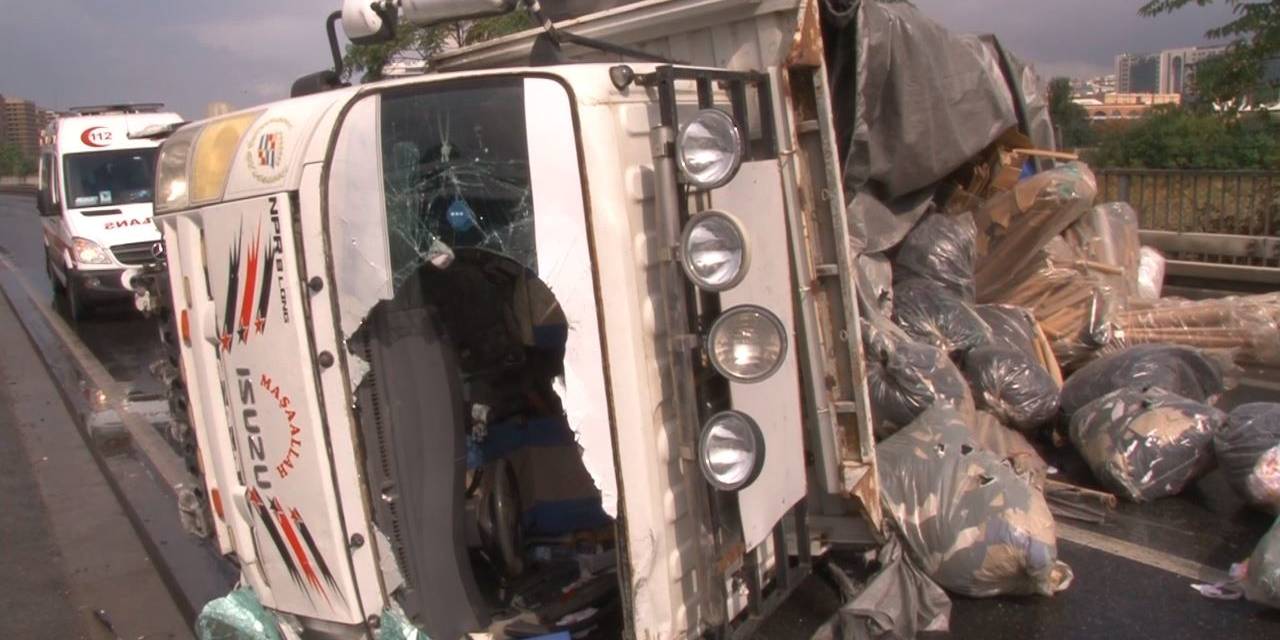 Küçükçekmece’de Devrilen Kamyonet Yaklaşık 2 Saat Sonra Kaldırıldı