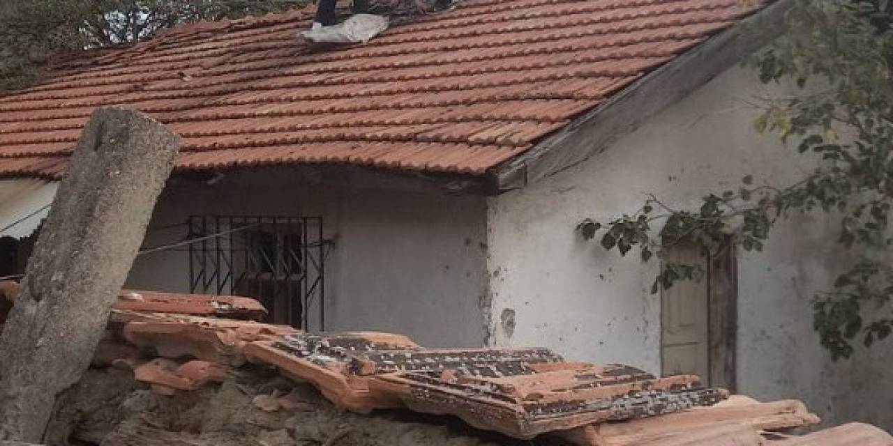 Yaşlı Kadın Yardım İstedi, Liseli Öğrenciler Tıkanan Soba Bacasını Temizledi