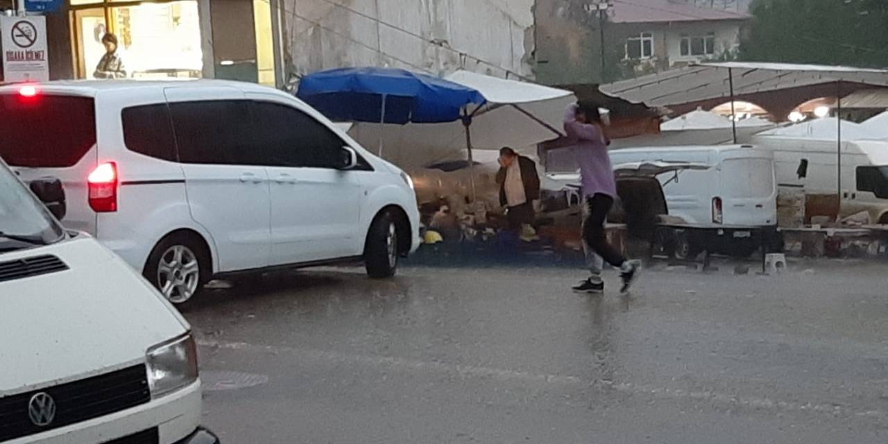 Bolu’da Aniden Bastıran Yağmur Sokakları Göle Çevirdi