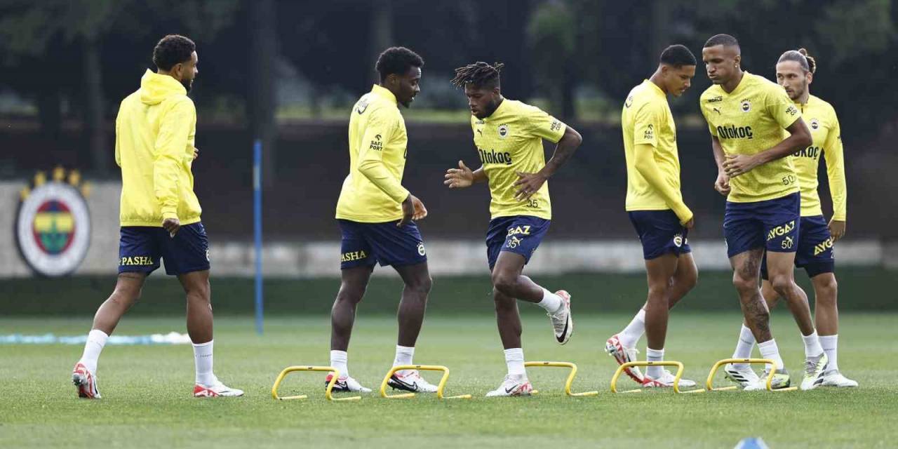 Fenerbahçe, Çaykur Rizespor Maçı Hazırlıklarını Tamamlayarak Kampa Girdi