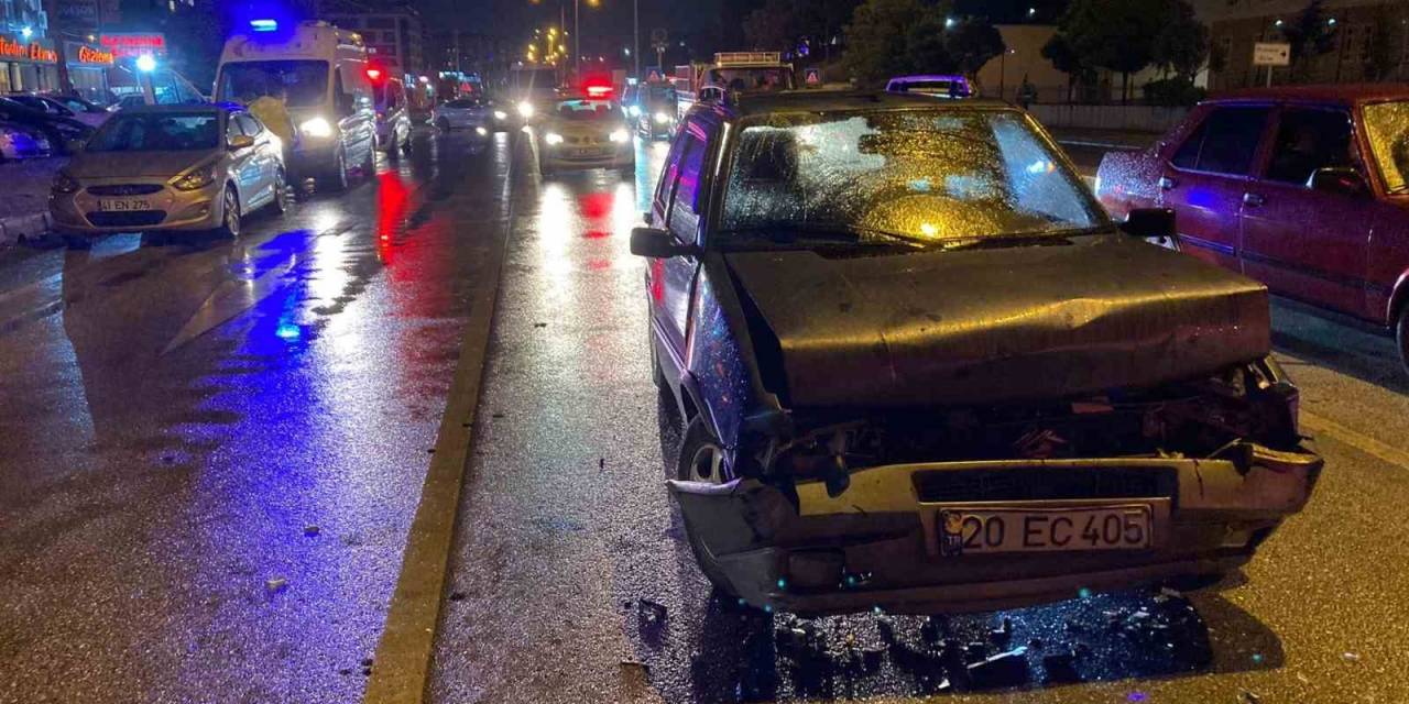 Kaygan Zeminde Duramayan Otomobil Önündeki Araca Çarptı: 3 Yaralı