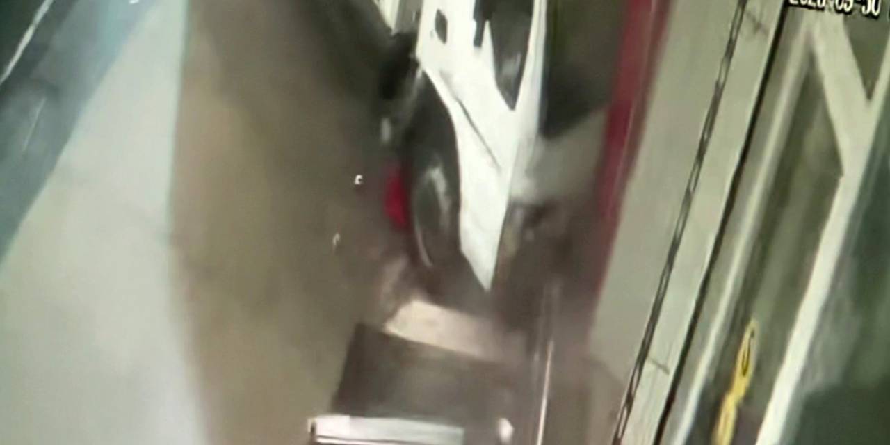 Arnavutköy’de Kontrolden Çıkan Kamyonet Markete Daldı, Kaza Anı Kamerada