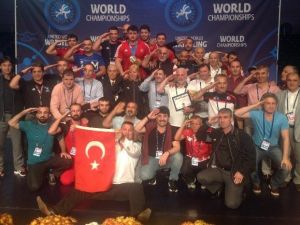 Milli Güreşçilerden Anlamlı Kutlama