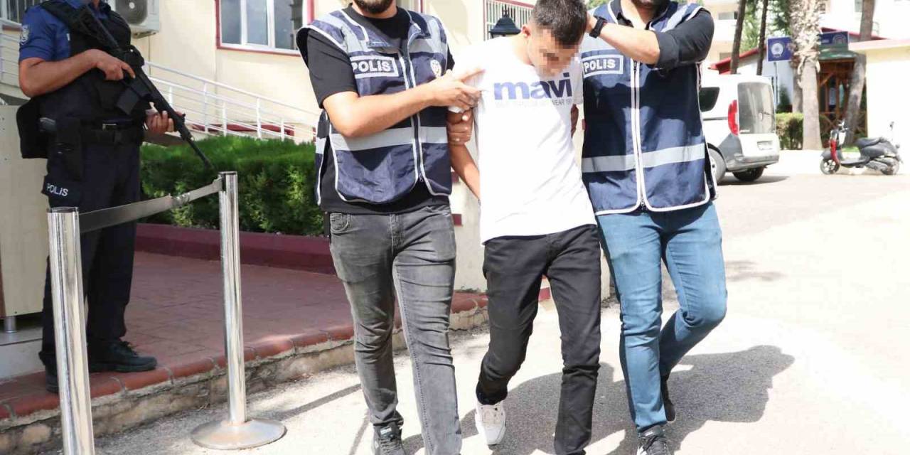 Kafede Oturan Genci Küfrettiği İçin Sırtından Vurmuş