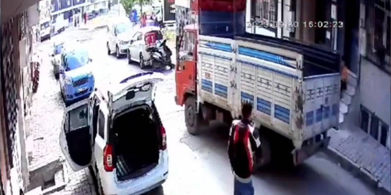 Sultangazi’de Babasının Kamyonetini Kaçıran Çocuk Ve Arkadaşı Araçlara Çarparak Kaçtı