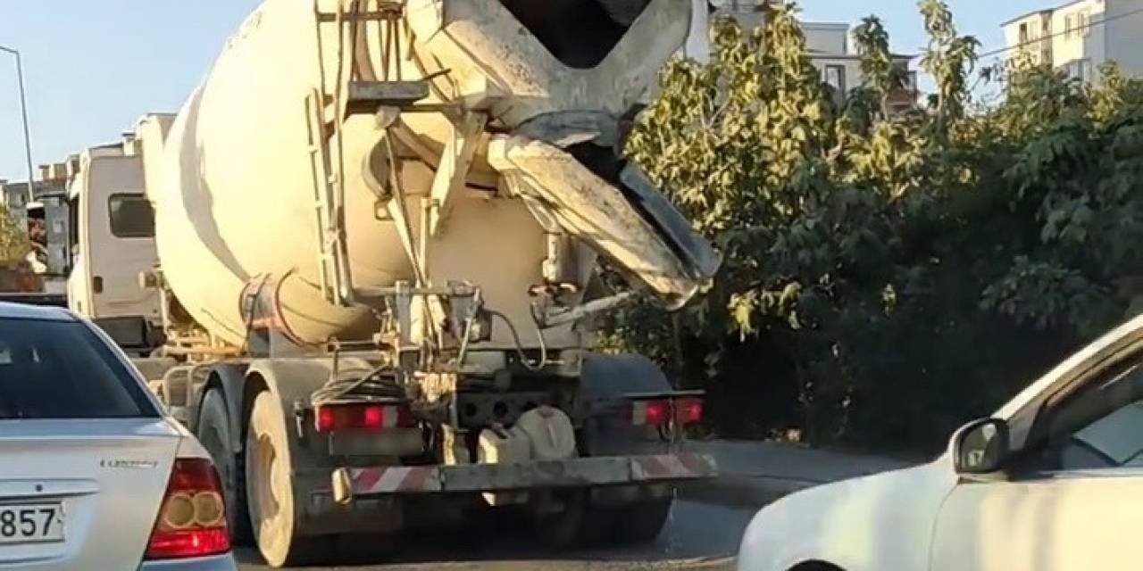 Asfalt Yola Çimento Döken Sürücü Tepkilere Neden Oldu