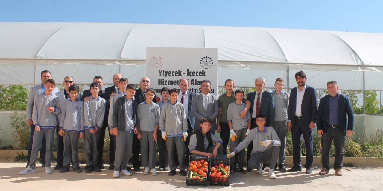 Geleceğin Seracıları Meslek Liseliler Kurdukları Serada Sebze Meyve Yetiştiriyor