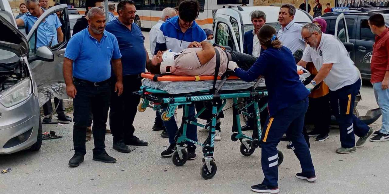 İki Hafif Ticari Araç Kavşakta Çarpıştı: 2 Yaralı