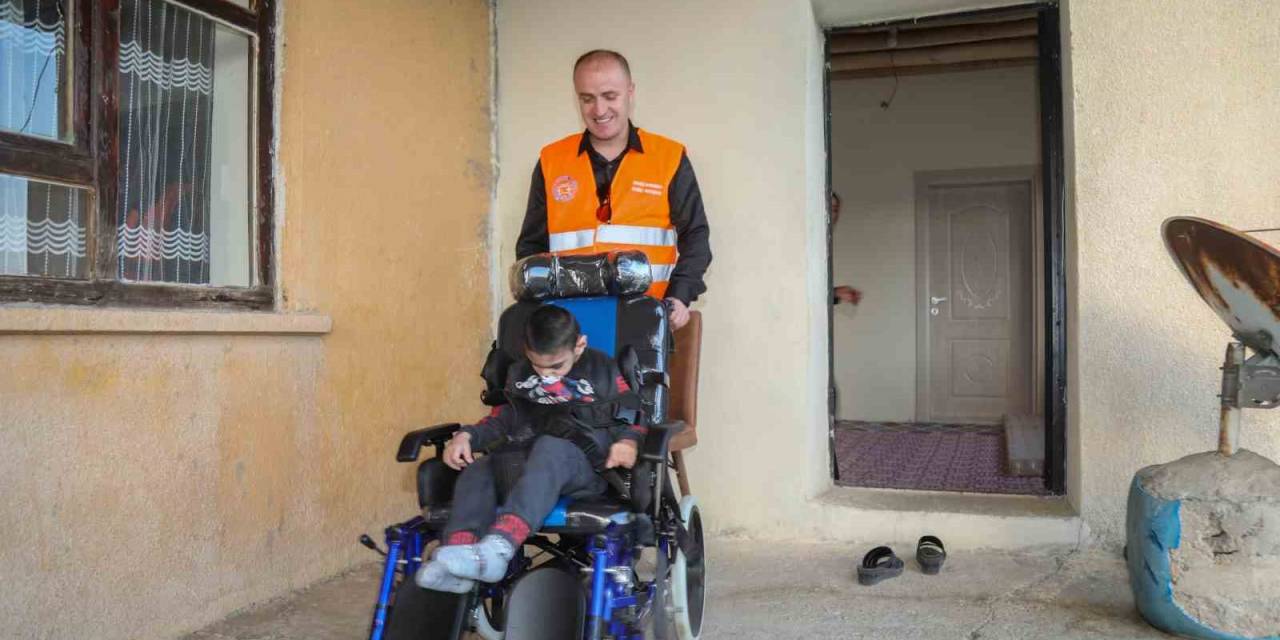 Doğuştan Engelli Minik Serdar Tekerlekli Sandalyesine Kavuştu