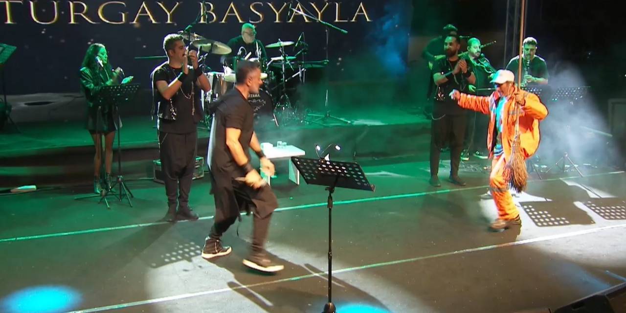 Temizlik Görevlisinden Süpürgesi İle Sahnede Görülmemiş Oyun Performansı