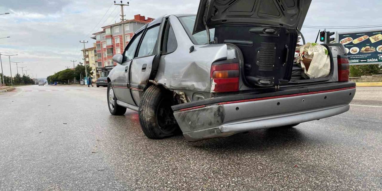 Lüks Araç Kırmızı Işıkta Bekleyen Otomobile Çarptı: 3 Yaralı