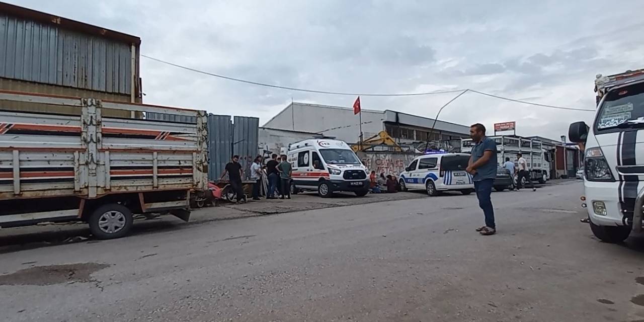 Hurda Malzemelerinin Altında Kalan Genç Hayatını Kaybetti