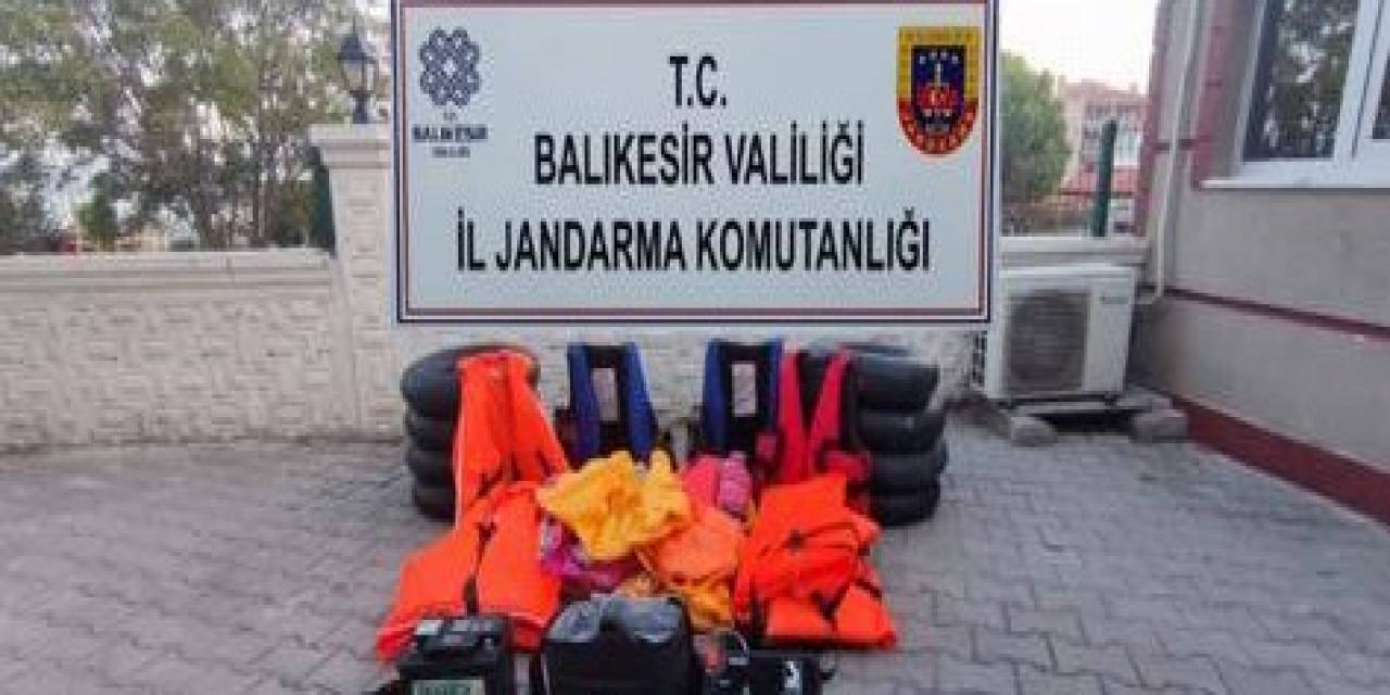 Jandarma Ayvalık’ta 131 Düzensiz Göçmen Ve 3 Organizatörü Yakaladı