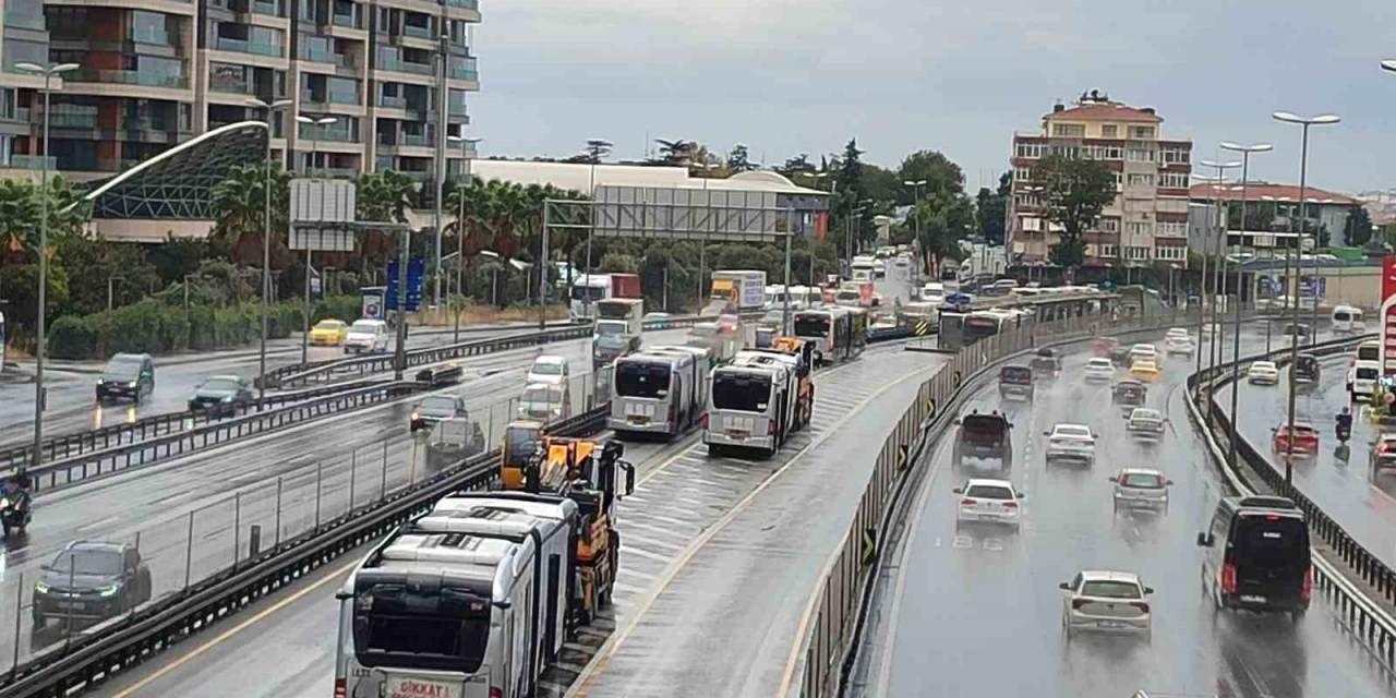 Küçükçekmece’de Metrobüsler Çarpıştı: 4 Yolcu Hafif Yaralandı