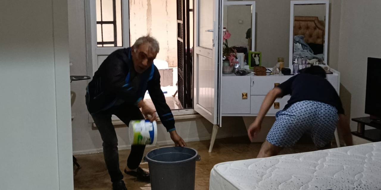 Sancaktepe’de Sağanak Yağış Nedeniyle Rögar Taştı, 4 Daireyi Su Bastı