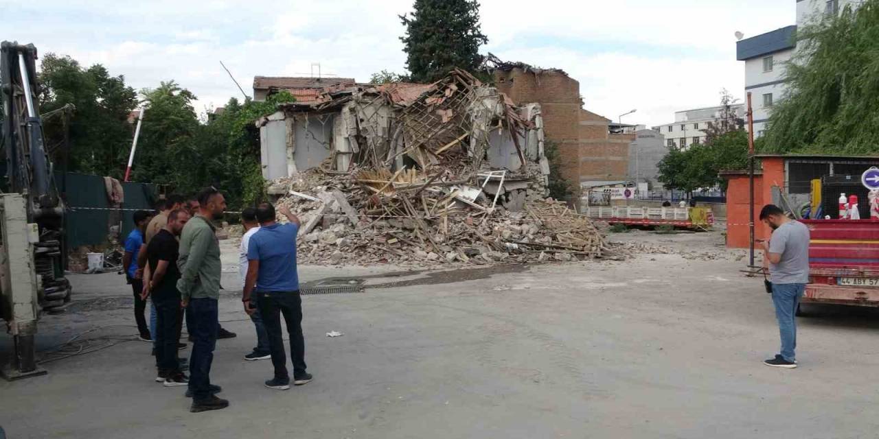 Malatya’da Ağır Hasarlı Bina Çöktü