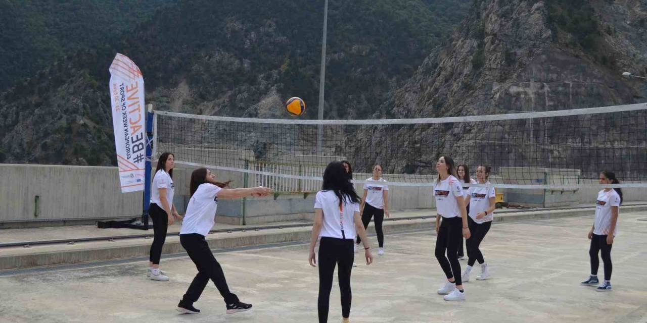 Artvin Deriner Barajı Gövdesi Üzerinde Voleybol Oynadılar