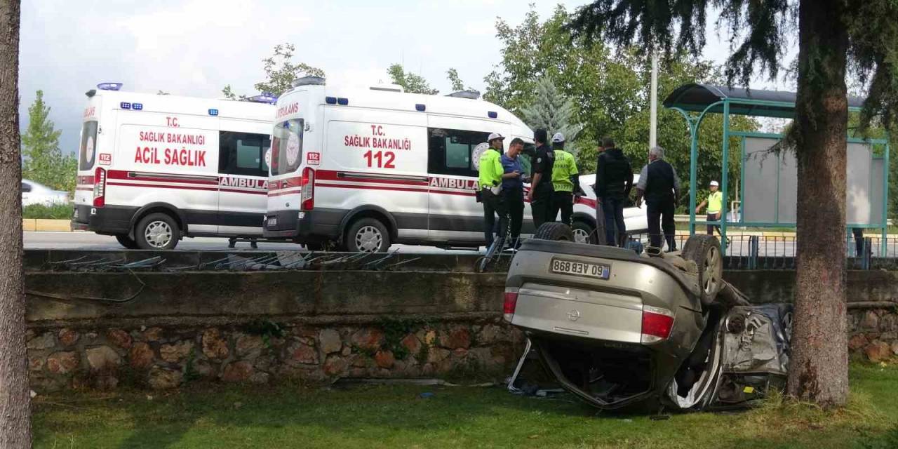 Park Halindeki Araca Çarpan Otomobil Cami Bahçesine Uçtu: 11 Yaralı