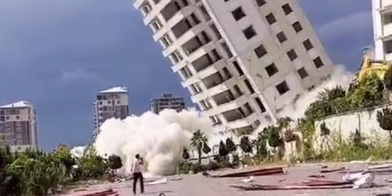 Hasarlı Binanın Yıkım Sırasında Çöktüğü Anlar Kamerada
