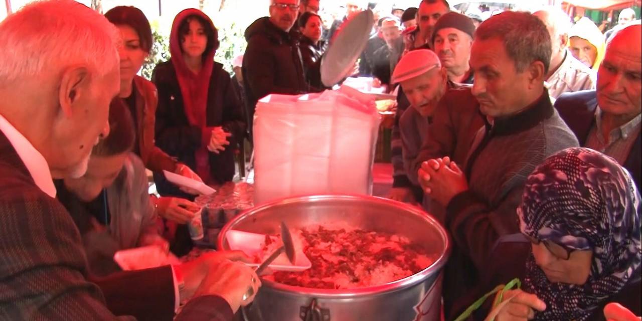 Hazret-i Mevlana’nın Doğumunun 816. Yıl Dönümü Sebebiyle Halka Pilav Ve Ayran İkramı