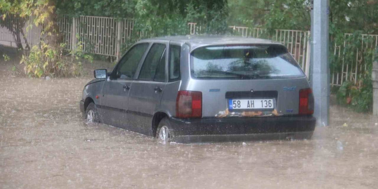 Sivas’ta Sağanak Yağış Hayatı Felç Etti