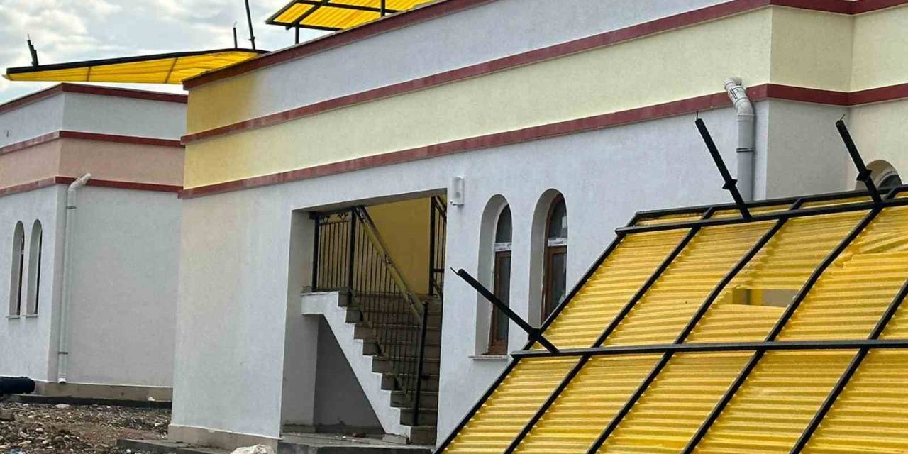 Samsat’ta Fırtına Ağaçları Devirip Çatıları Uçurdu