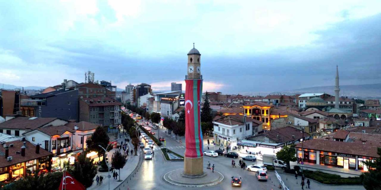 Çorum Saat Kulesine Kardeşlik Bayrağı Asıldı