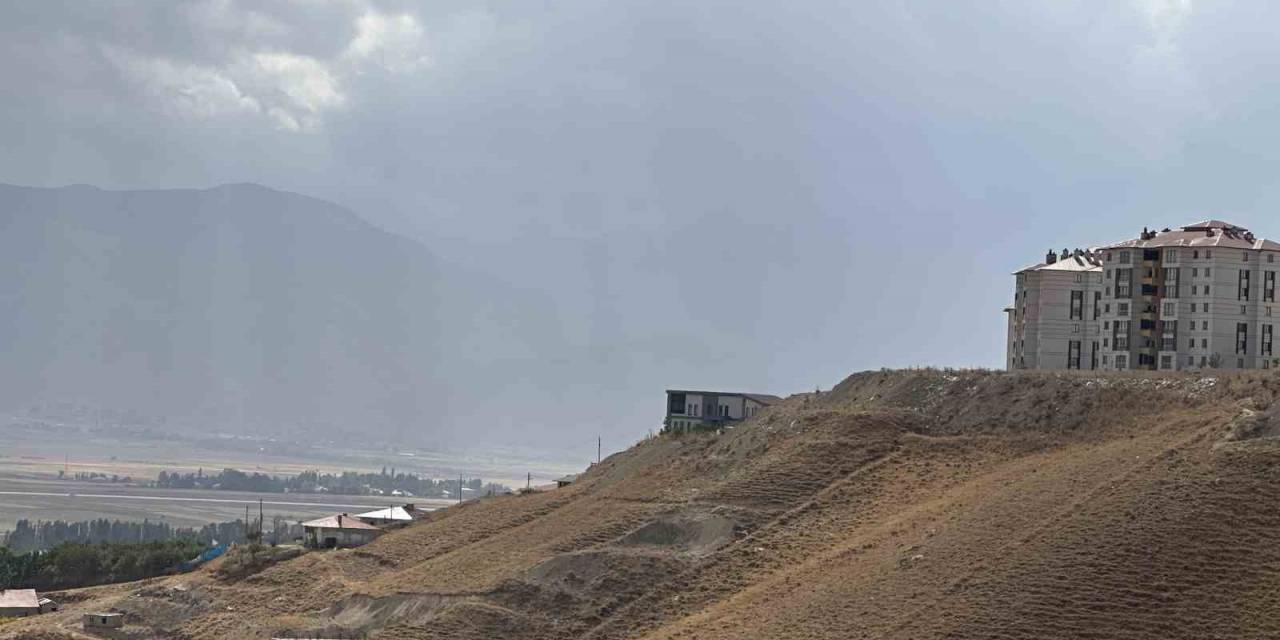 Yüksekova’da Toz Bulutu Dağları Kapladı