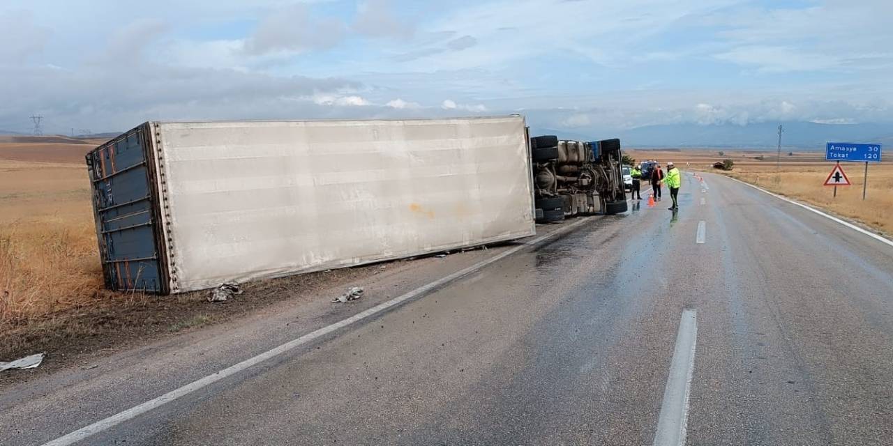 Rusya’ya Mobilya Taşıyan Tır Amasya’da Kaza Yaptı: 1 Yaralı